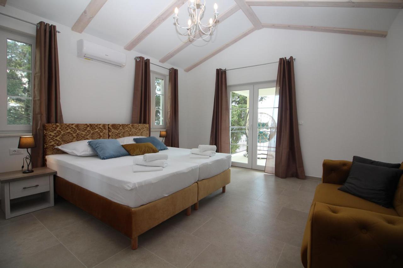 Villa Beachfront Sea Palace Каштела Екстер'єр фото
