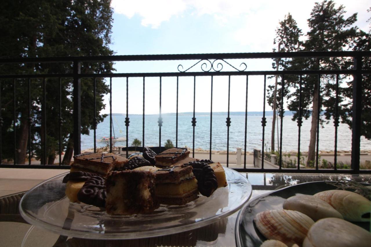 Villa Beachfront Sea Palace Каштела Екстер'єр фото